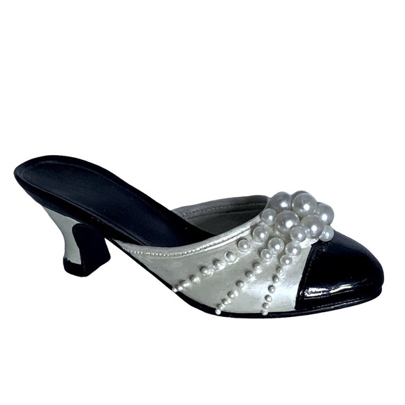 Vintage Miniature Pearl High Heel Just The Right Shoe Collectible Retired 1998 - Picture 1 of 16